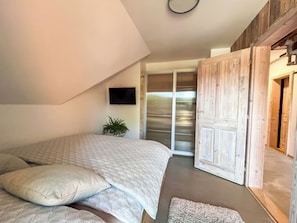 2 bedrooms, desk, internet