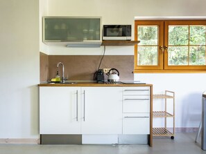 ثلاجة، ميكروويف، مستلزمات طهي/أطباق/أوعية