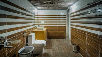 Chambre Familiale | Salle de bain | Serviettes fournies, savon, shampoing, papier toilette