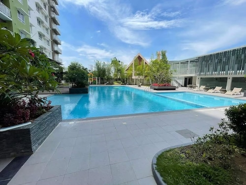 Central Davao Condo • Pool & Gym • Smart TV & Netflix • Near Mall & Night Market