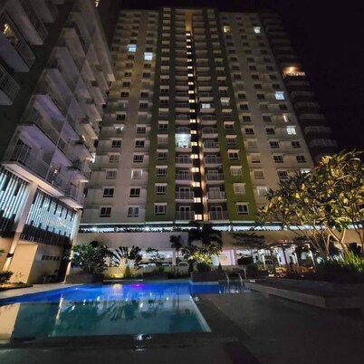 Central Davao Condo • Pool & Gym • Smart TV & Netflix • Near Mall & Night Market