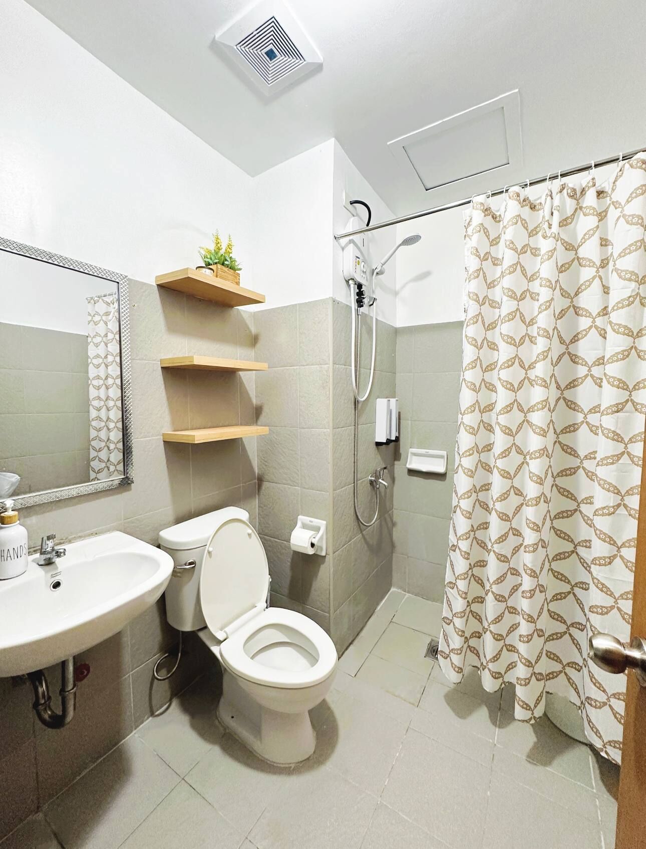 シャワー、タオル、石鹸、トイレットペーパー