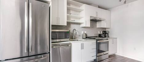 Een koelkast, een microgolfoven, een oven, een kookplaat