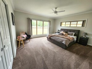 4 slaapkamers, een strijkplank/strijkijzer, beddengoed