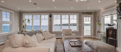 Télévision, cheminée, chaîne hi-fi