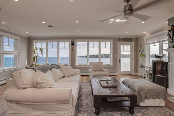 Télévision, cheminée, chaîne hi-fi