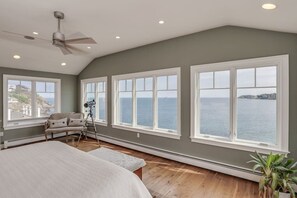 Bureau, fer et planche à repasser, Wi-Fi