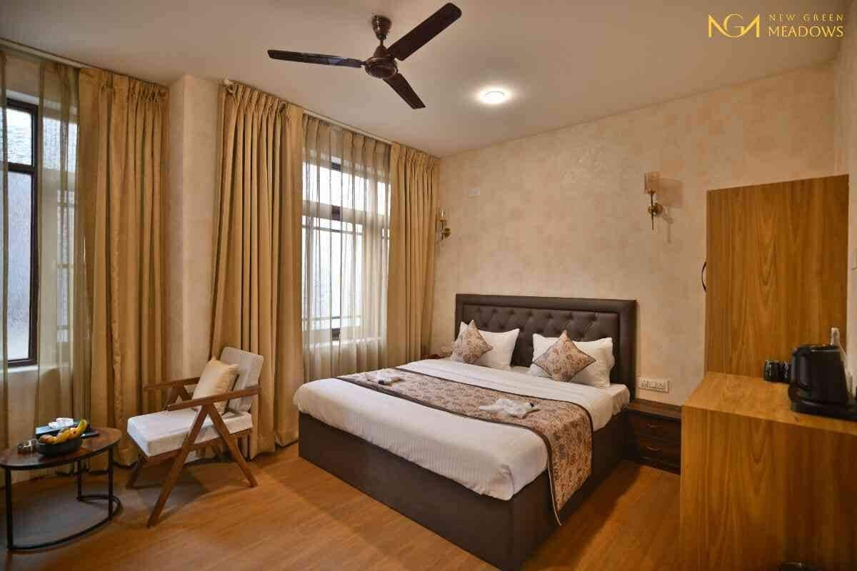 Desk, laptop workspace, free WiFi