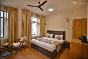 Desk, laptop workspace, free WiFi - New green meadows (Srinagar)