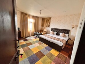 Comfort Double Room, Mountain View | Meja, ruang kerja komputer riba, Wi-fi percuma