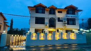 Tempat makan luar