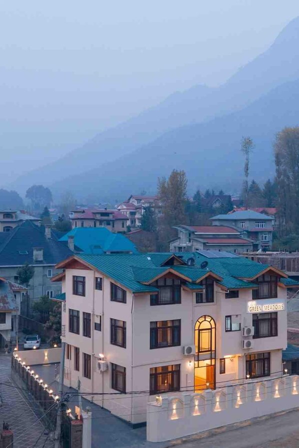 Outdoor dining - New green meadows (Srinagar)