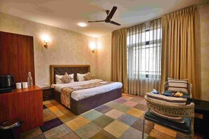 Escritorio, espacio para trabajar con laptop y wifi gratis 