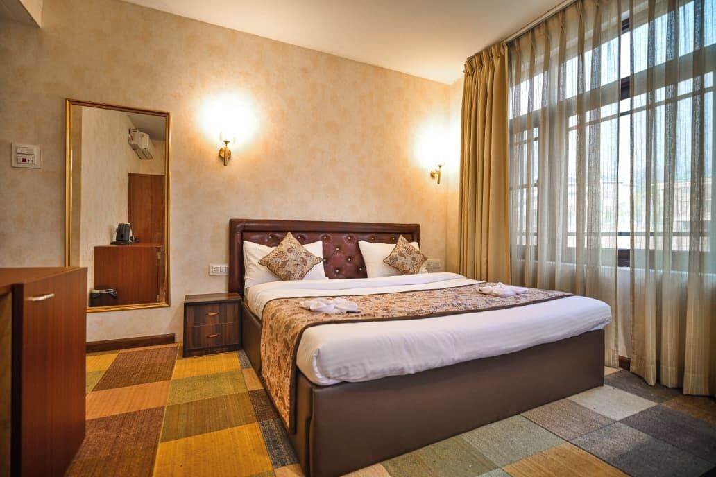 Escritorio, espacio para trabajar con laptop y wifi gratis 