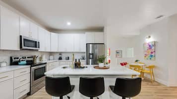 Refrigerador, microondas, horno y parrilla de estufa