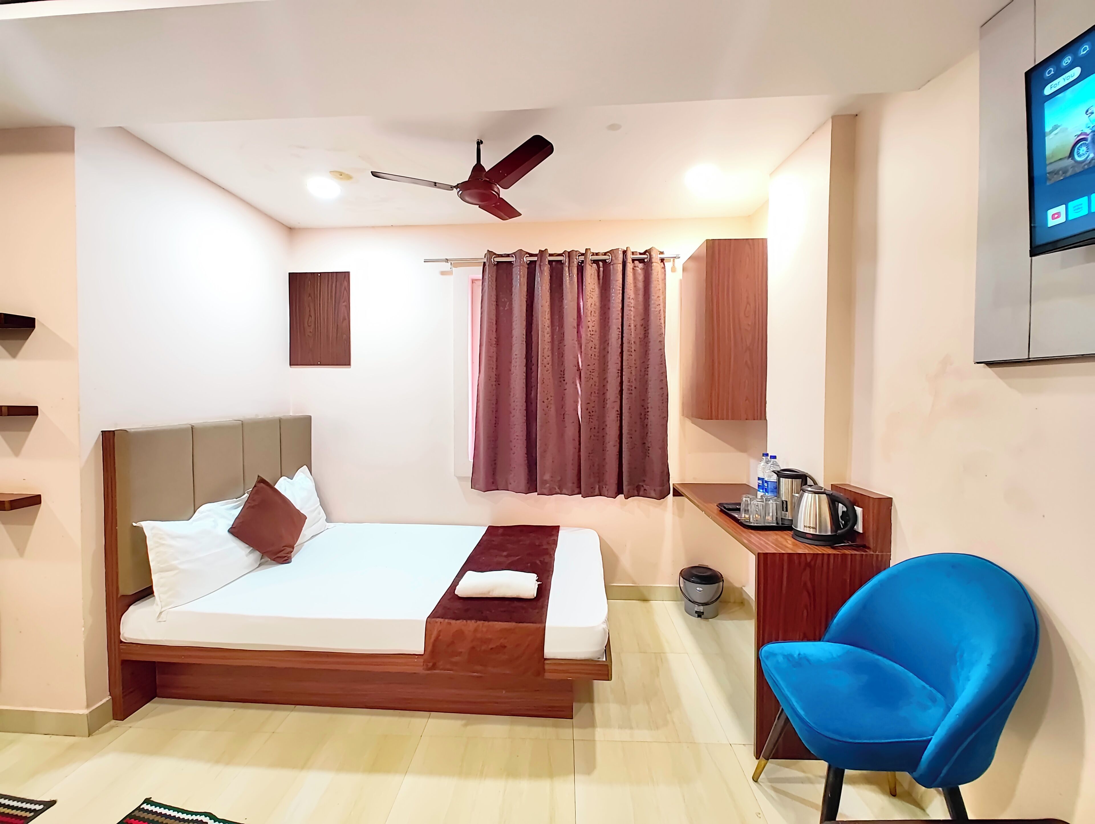 Ropa de cama hipoalergénica, escritorio y sistema de insonorización 