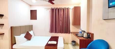 低刺激性寝具、デスク、防音設備、WiFi (無料)