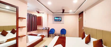 Hypo-allergenic bedding, desk, soundproofing, free WiFi