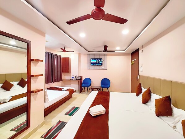 Hypo-allergenic bedding, desk, soundproofing, free WiFi