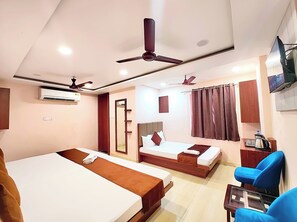 デラックス 4 人部屋 冷房 | 低刺激性寝具、デスク、防音設備、WiFi (無料)