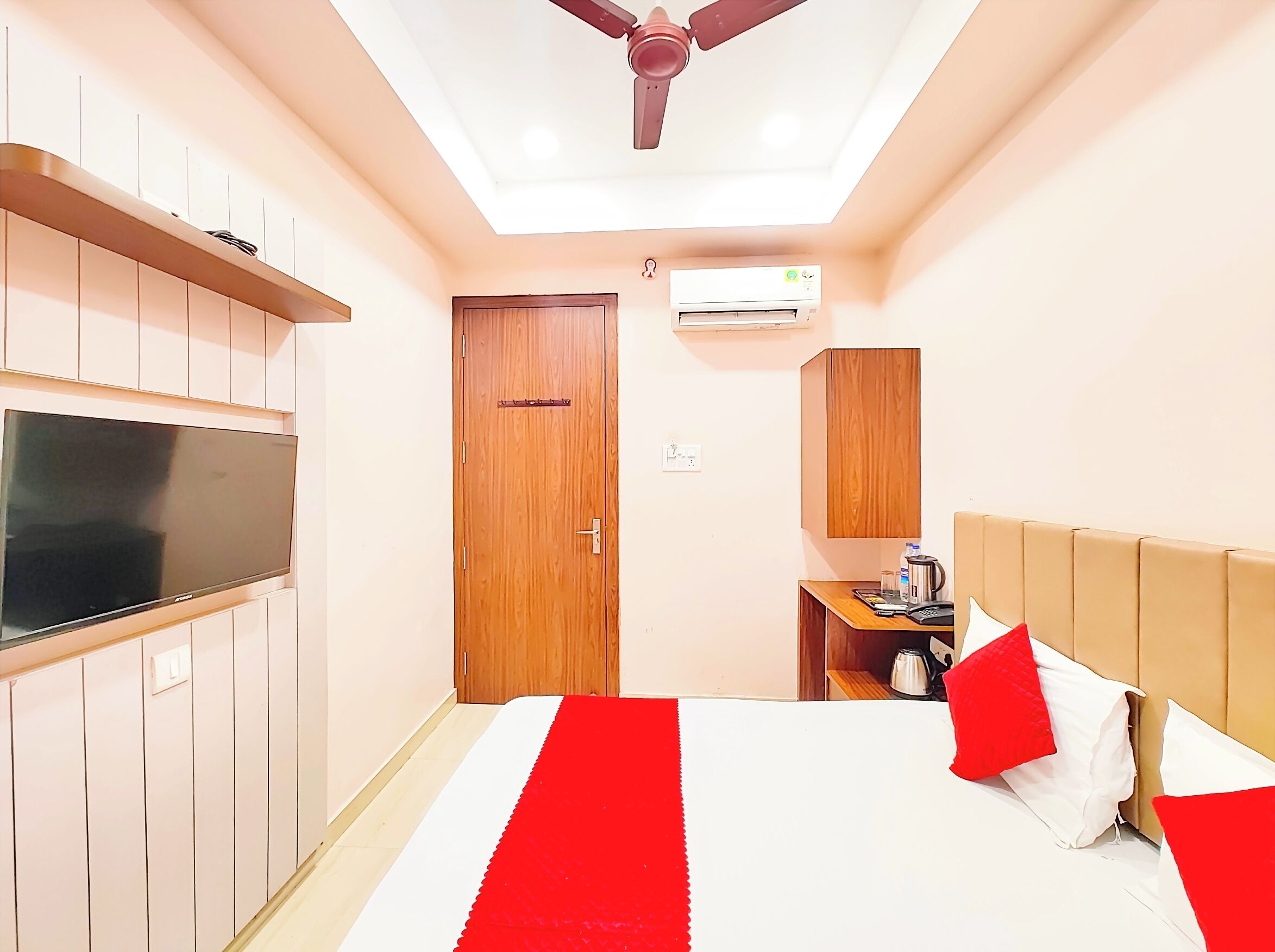 低刺激性寝具、デスク、防音設備、WiFi (無料)