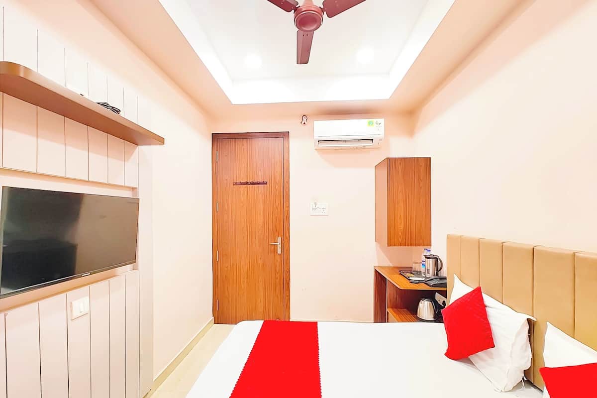 Hypo-allergenic bedding, desk, soundproofing, free WiFi