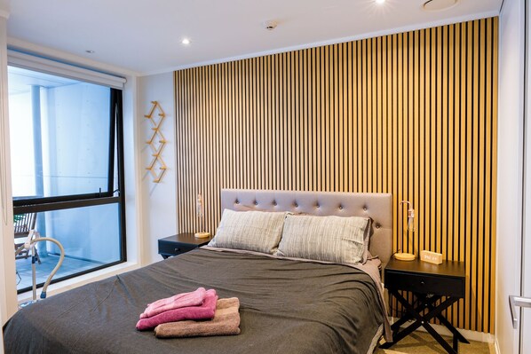 Tabla de planchar con plancha, internet y ropa de cama 