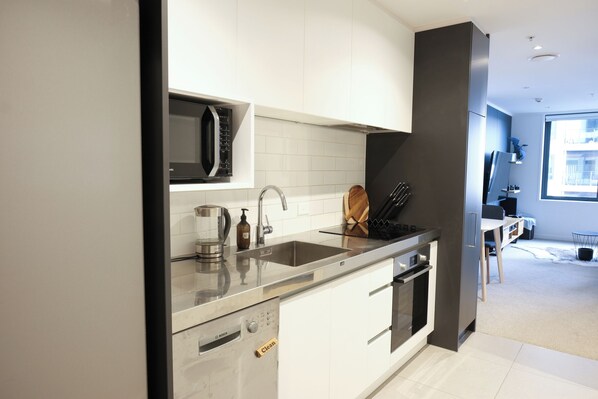 Mikrobølgeovn, ovn, kokeplater og oppvaskmaskin