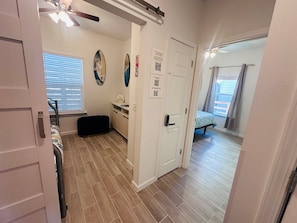 3 chambres, bureau, fer et planche à repasser, lit de bébé portatif