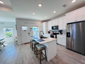 Réfrigérateur, four à micro-ondes, un four, surface de cuisson