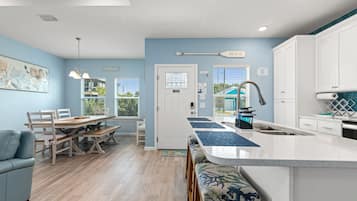 Een koelkast, een magnetron, een oven, een kookplaat