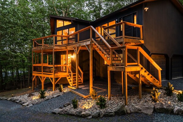 Exterior - Pocono Speak Easy Hot Tub Golf Simulator 1920 Bar (East Stroudsburg)