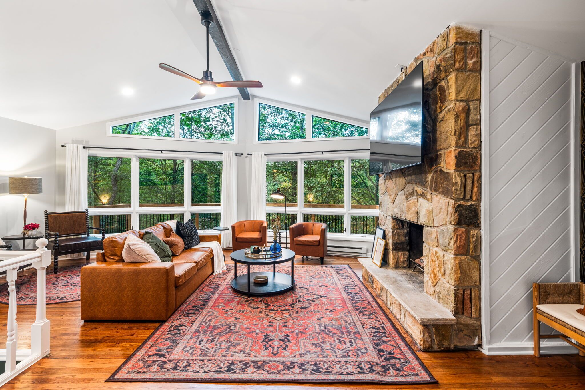 Una televisión, una oficina