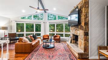 Una televisión, una oficina