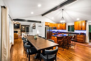 Dining - Pocono Speak Easy Hot Tub Golf Simulator 1920 Bar (East Stroudsburg)