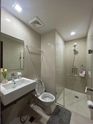 Dusche, Haartrockner, Hausschuhe, Bidet