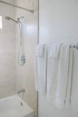 Haartrockner, Handtücher, Seife, Toilettenpapier