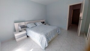 3 habitaciones, tabla de planchar con plancha y cuna de viaje