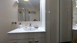 Regadera, secadora de cabello, bidet, toallas