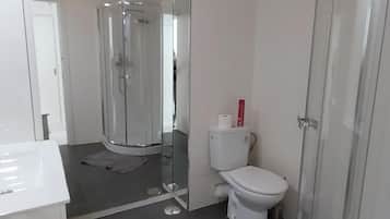 Een douche, een haardroger, een bidet, handdoeken