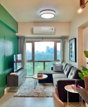 TV - Modern 1 Bedroom with 300Mbps Internet and 5-Minute walk to High Street BGC (Taguig)