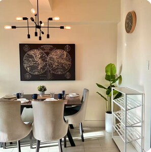 Dining - Modern 1 Bedroom with 300Mbps Internet and 5-Minute walk to High Street BGC (Taguig)