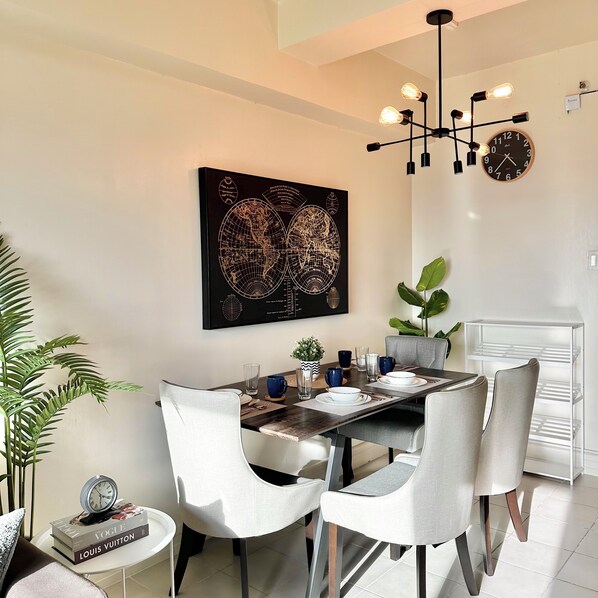 Dining - Modern 1 Bedroom with 300Mbps Internet and 5-Minute walk to High Street BGC (Taguig)