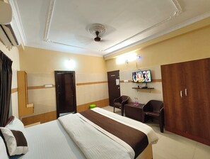 Standard Double Room, Air conditioning | Hypo-allergenic bedding, desk, soundproofing, free WiFi