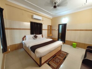 Standard Double Room, Air conditioning | Hypo-allergenic bedding, desk, soundproofing, free WiFi