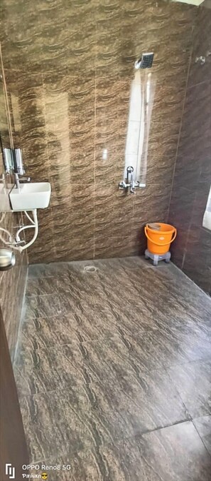 Shower, rainfall showerhead, free toiletries, slippers - Hotel Imperial Inn Varanasi  (Varanasi)