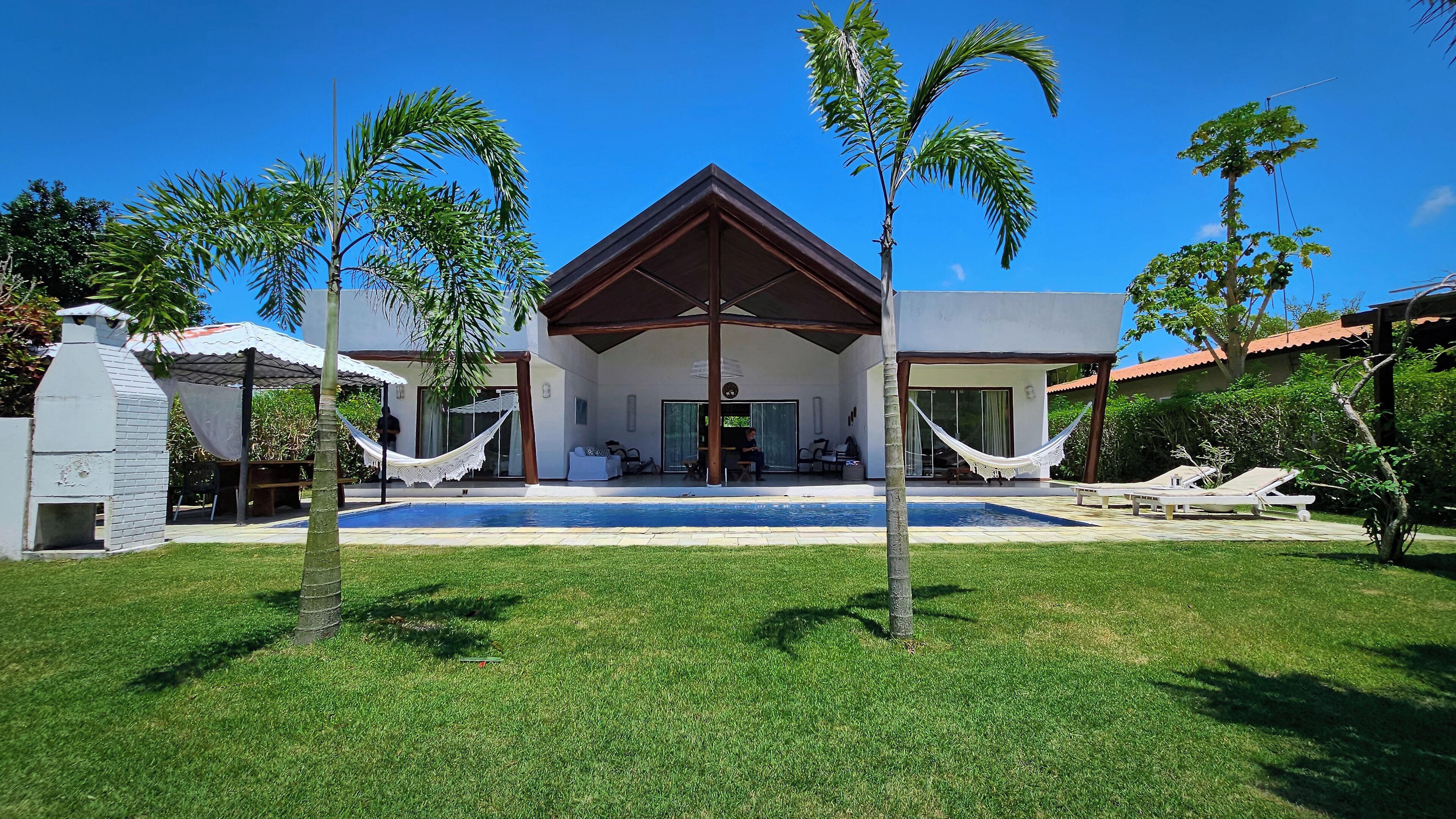 Jardim, com piscina e Churrasqueira completa com mesa de jantar !