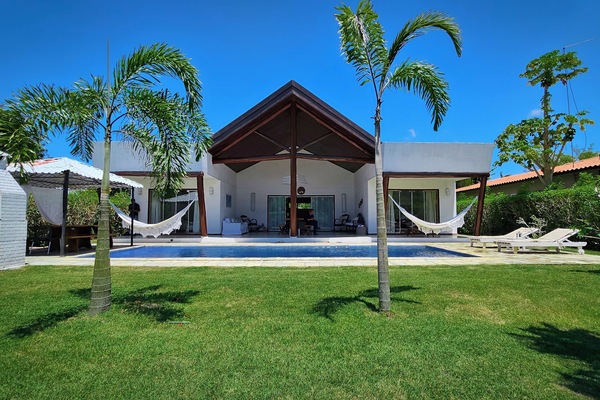 Jardim, com piscina e Churrasqueira completa com mesa de jantar !