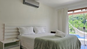 Ferros/tábuas de passar roupa, acesso à internet, roupa de cama