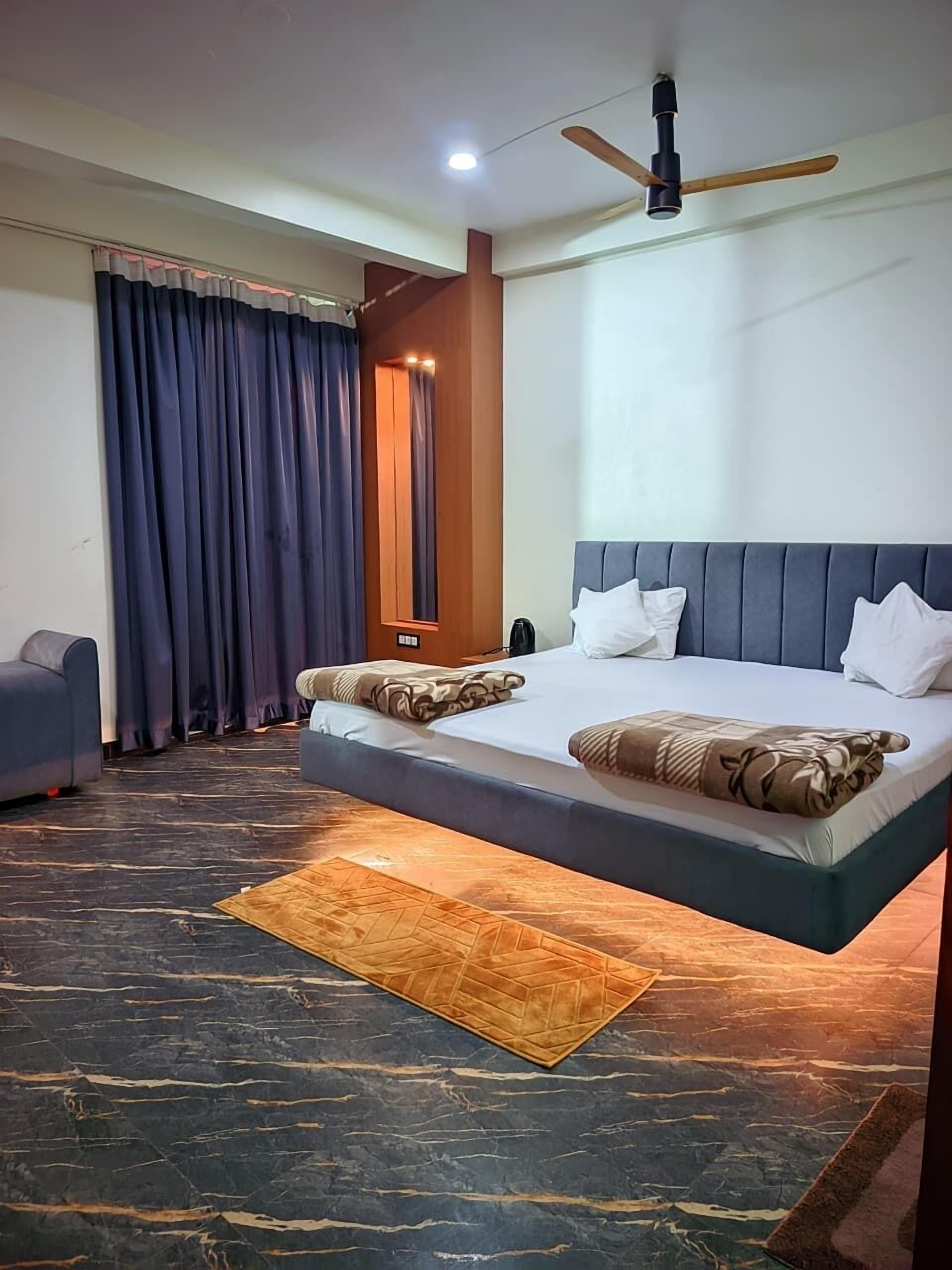 Phòng Superior | Bộ trải giường bằng vải cotton Ai Cập, bộ đồ giường cao cấp, bàn 